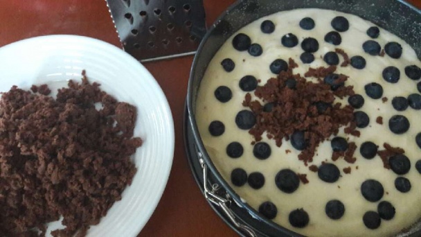 Strúhaný kakaový koláč s tvarohom a čučoriedkami (fotorecept) - obrázok 6