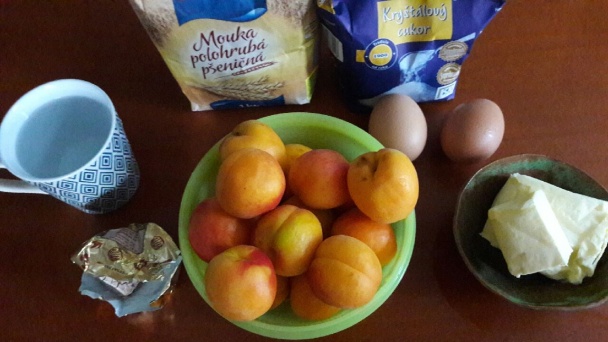 Kysnutý marhuľový koláč s mrveničkou (fotorecept) - obrázok 1