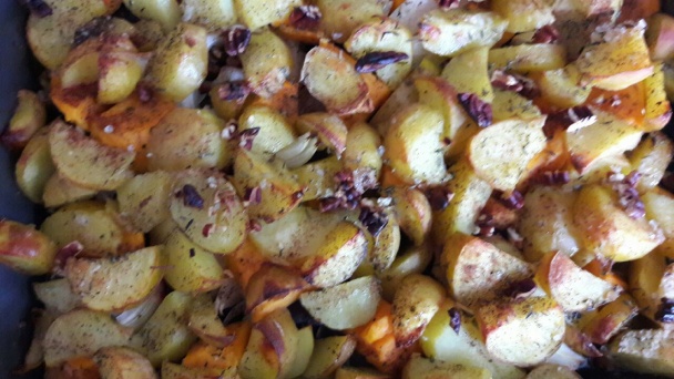 Pečené zemiaky, batáty a cvikla s cibuľou a pekanovými orechami - obrázok 1