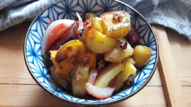 Pečené zemiaky, batáty a cvikla s cibuľou a pekanovými orechami - obrázok 2