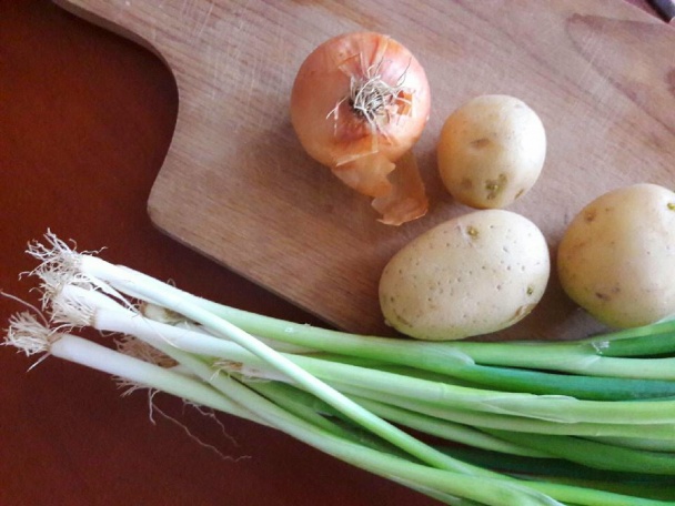Jednoduchá francúzska zemiakovo-cibuľková polievka (fotorecept) - obrázok 1