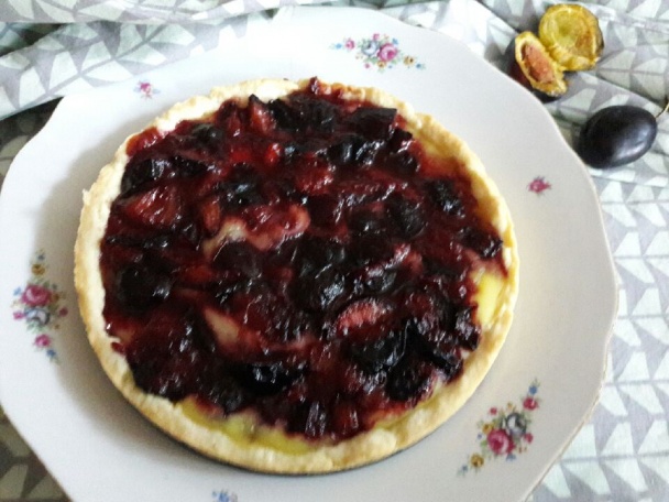Krehký slivkový koláč s pudingovým krémom - obrázok 3
