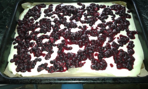 Čučoriedkový cheesecake rez s posýpkou (fotorecept) - obrázok 7