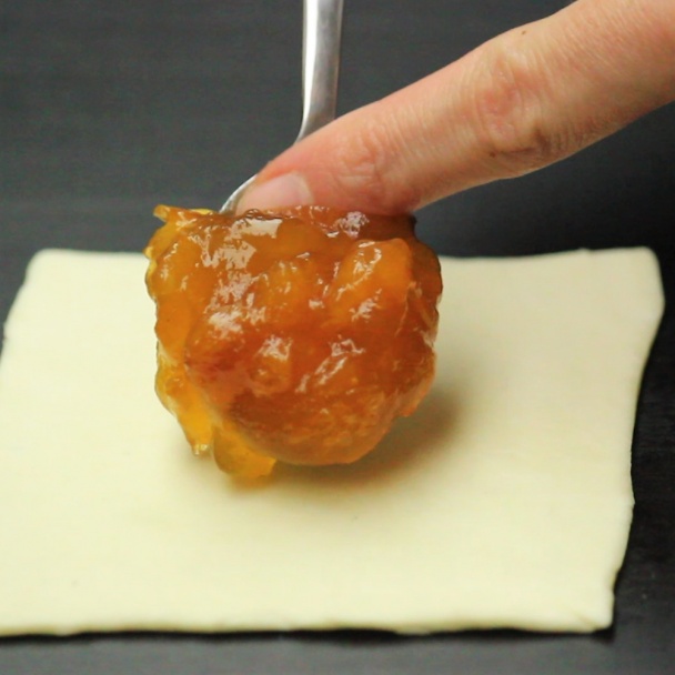 Lístkové koláčiky s marhuľovou alebo višňovou ovocnou náplňou (videorecept) - obrázok 2