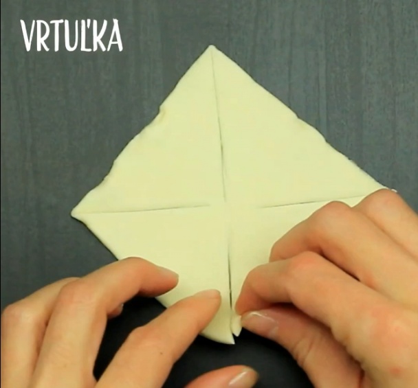 Lístkové koláčiky s marhuľovou alebo višňovou ovocnou náplňou (videorecept) - obrázok 3