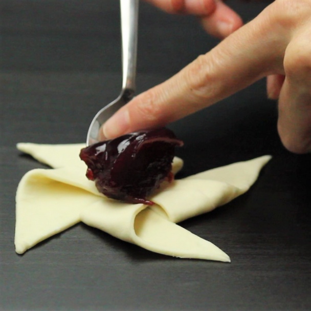 Lístkové koláčiky s marhuľovou alebo višňovou ovocnou náplňou (videorecept) - obrázok 4