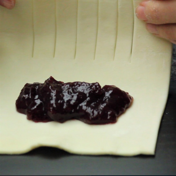 Lístkové koláčiky s marhuľovou alebo višňovou ovocnou náplňou (videorecept) - obrázok 6