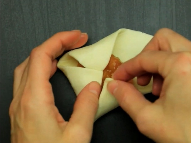 Lístkové koláčiky s marhuľovou alebo višňovou ovocnou náplňou (videorecept) - obrázok 8