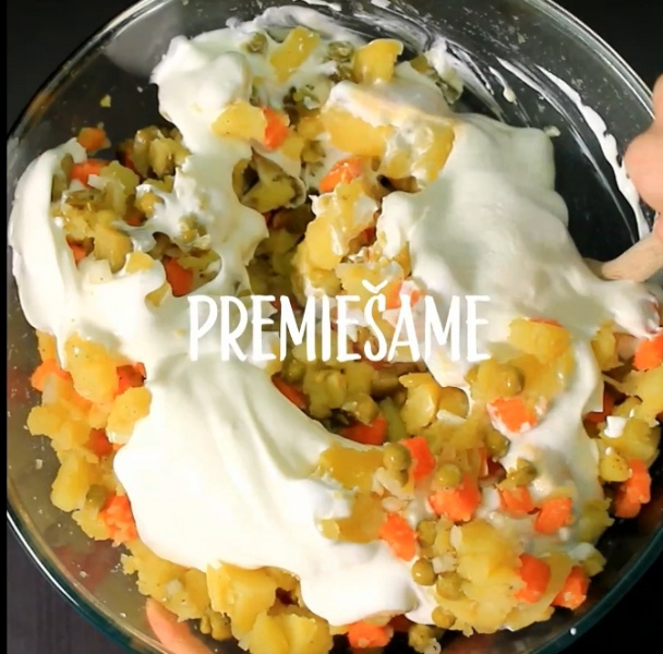 Vynikajúci vianočný majonézový šalát (videorecept) - obrázok 6