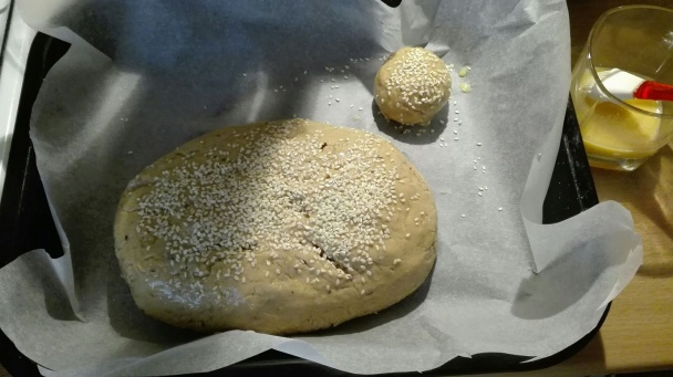 Mäkučký bezlepkový chlieb so slnečnicovými semienkami, posypaný sezamom - obrázok 2