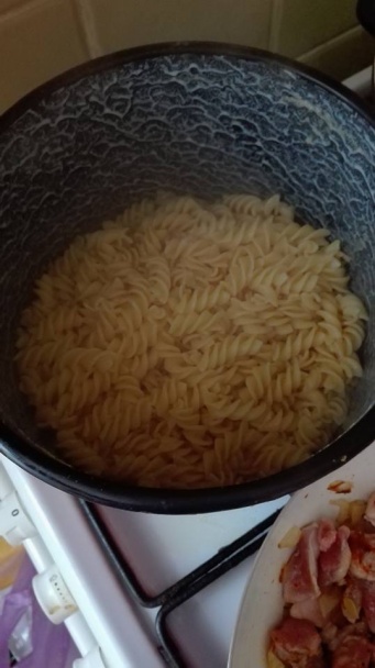 Cestoviny s kuracím mäsom a so surimi zapekané v syrovo-smotanovej omáčke (fotorecept) - obrázok 1