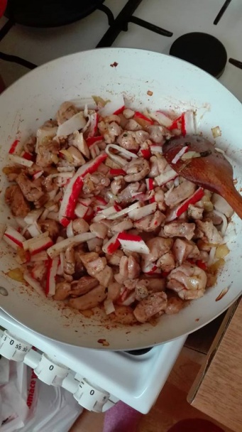 Cestoviny s kuracím mäsom a so surimi zapekané v syrovo-smotanovej omáčke (fotorecept) - obrázok 3