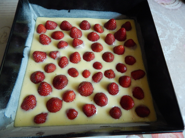 Hrnčeková bublanina s jahodami - obrázok 2