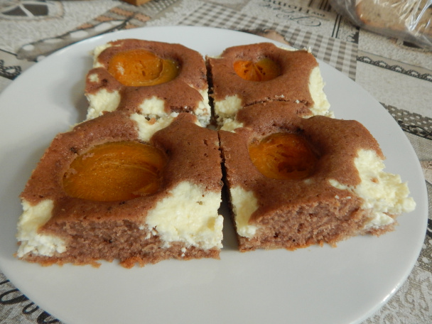 Hrnčekový koláč s marhuľami a tvarohom - obrázok 3