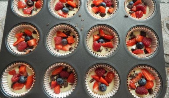 Hrnčekové muffiny plné ovocia a čokolády (fotorecept) - obrázok 1