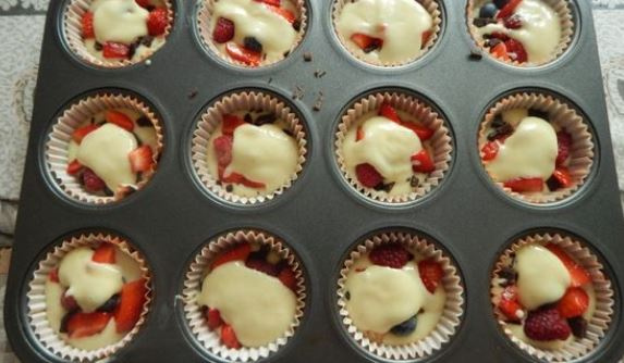 Hrnčekové muffiny plné ovocia a čokolády (fotorecept) - obrázok 2