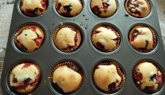 Hrnčekové muffiny plné ovocia a čokolády (fotorecept) - obrázok 3