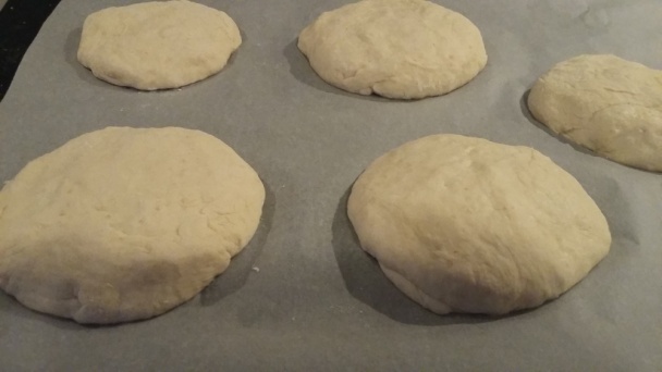 Hamburgerové žemle zo špaldovej múky - kváskové (fotorecept) - obrázok 5