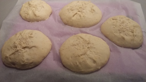 Hamburgerové žemle zo špaldovej múky - kváskové (fotorecept) - obrázok 6