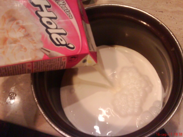 Karamelové rezy s ovocím a šľahačkou (fotorecept) - obrázok 13