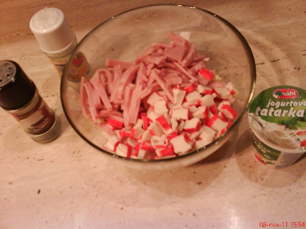 Jednoduchý šalát z krabých tyčiniek - obrázok 1