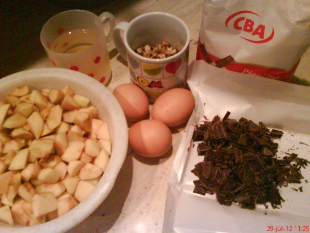 Jemný jablkový koláč s orechami a čokoládou (fotorecept) - obrázok 1