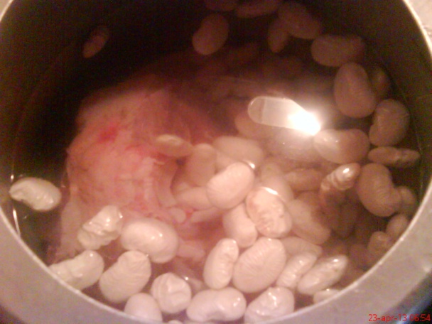 Fazuľová polievka s kapustou, mäskom a chlebovým pagáčom (fotorecept) - obrázok 1