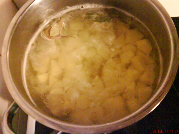 Kyslá polievka s párkom (fotorecept) - obrázok 1