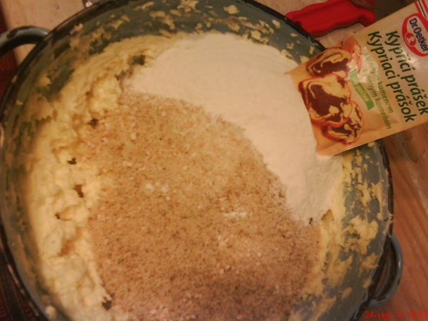 Orechový zákusok so žĺtkovou polevou (fotorecept) - obrázok 2