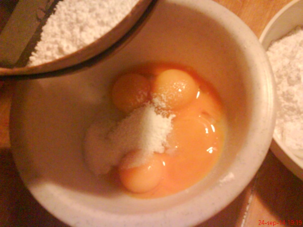 Orechový zákusok so žĺtkovou polevou (fotorecept) - obrázok 5