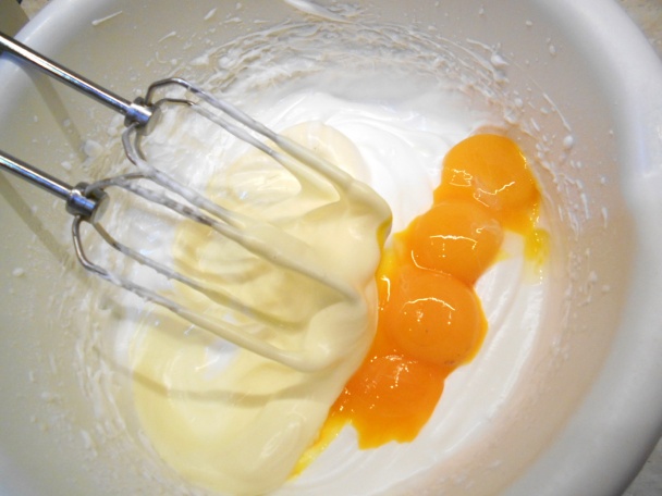 Makové rezy s vanilkovo-ovocnou plnkou (fotorecept) - obrázok 2