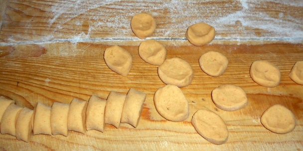 Zemiakové vareniky s hubami a klobáskou (fotorecept) - obrázok 7