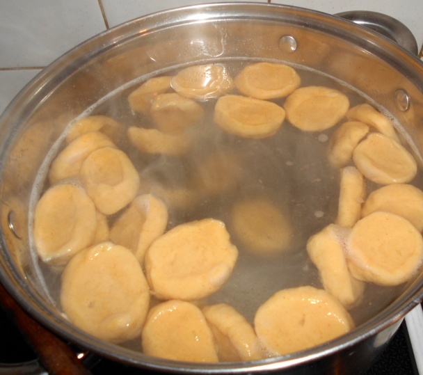 Zemiakové vareniky s hubami a klobáskou (fotorecept) - obrázok 8