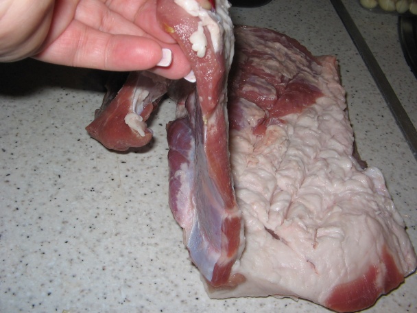 Pečený bôčik s orechovou plnkou - obrázok 2