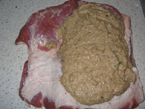 Pečený bôčik s orechovou plnkou - obrázok 4