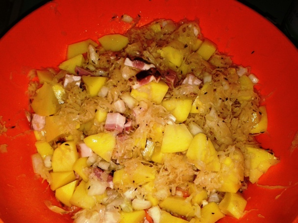 Zemiaky s kyslou kapustou v rímskom hrnci (fotorecept) - obrázok 1