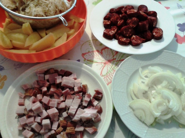Prekladané zemiaky s kyslou kapustou a domácou klobáskou (fotorecept) - obrázok 1