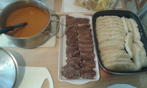 Hovädzie stehno s rajčinovou omáčkou a domácou knedľou - obrázok 5