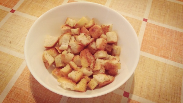 Číra cesnaková polievka s karí krutónmi - obrázok 1