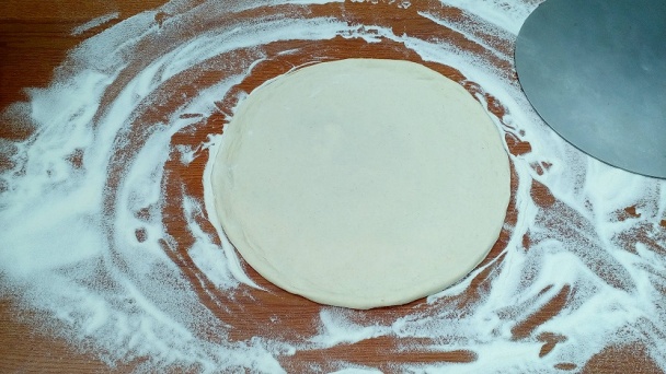 Pizza pečená v hlinenej piecke (videorecept) - obrázok 2