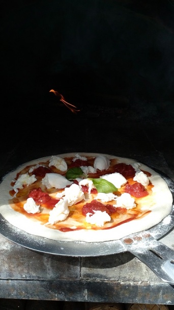 Pizza pečená v hlinenej piecke (videorecept) - obrázok 3