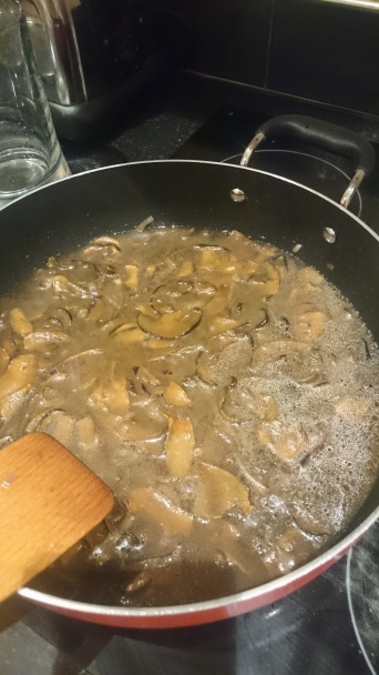 Hovädzie na smotane s hríbami (fotorecept) - obrázok 6