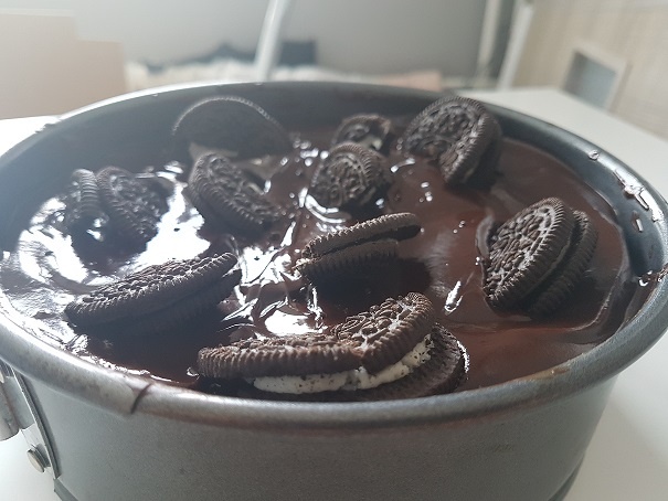Čokoládovo-čokoládový cheesecake so sušienkami Oreo (videorecept) - obrázok 1