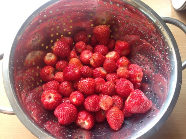 Jahodovo-tvarohový dezert zo slaných praclíkov (fotorecept) - obrázok 3