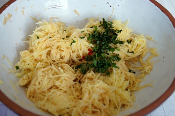 Karbanátky z brambor a balkánského sýra (fotorecept) - obrázok 1