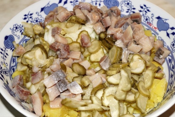 Bramborový salát se slanečky - obrázok 1