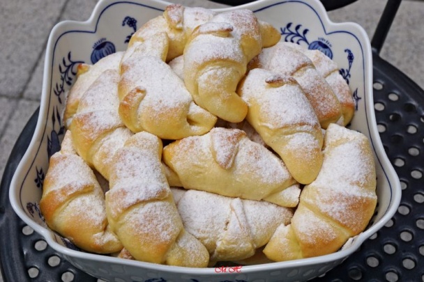 Jemné rohlíčky plněné vanilkovým pudinkem (fotorecept) - obrázok 9