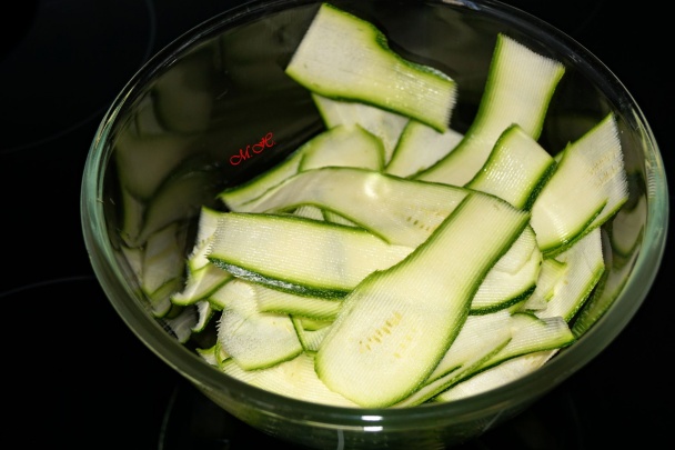 Pikantní, křupavý a rychle připravený salát z mladých cuket (fotorecept) - obrázok 1