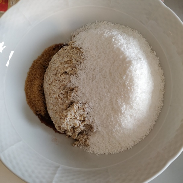 Nepečené kokosovo-ovsené guľôčky v čokoláde s černicovou omáčkou (fotorecept) - obrázok 1