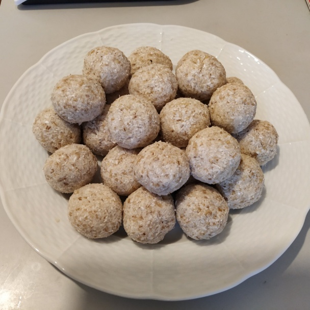 Nepečené kokosovo-ovsené guľôčky v čokoláde s černicovou omáčkou (fotorecept) - obrázok 2